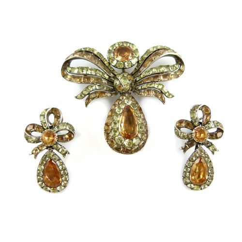 18th century foiled orange topaz and chrysolite bow pendant and pair of earrings, Portuguese c.1770,